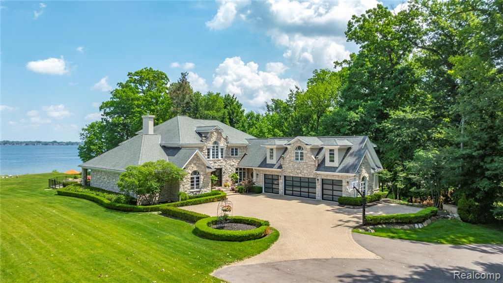 4326 Commerce Road, Orchard Lake, MI 48324