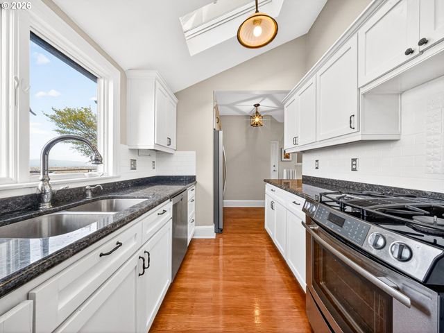 294 Nw MACLEAY Blvd, Portland, OR 97210