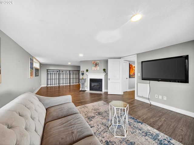 294 Nw MACLEAY Blvd, Portland, OR 97210