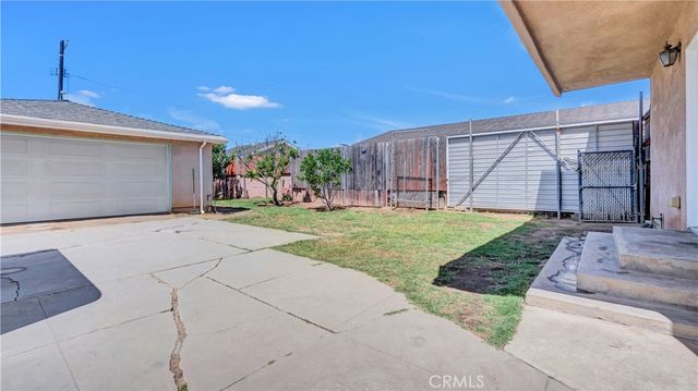 1041 King, Wilmington, CA 90744