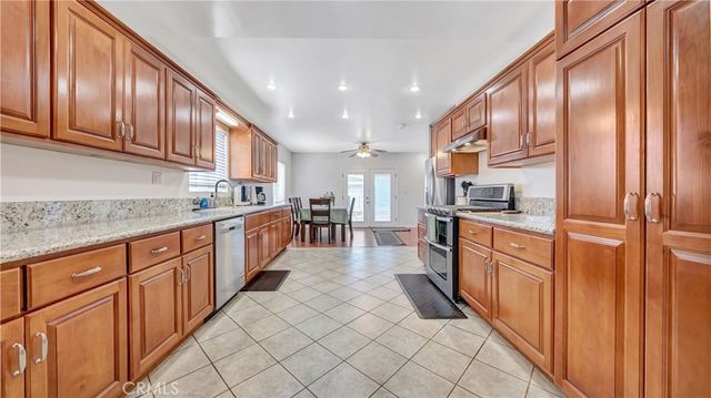 1041 King, Wilmington, CA 90744