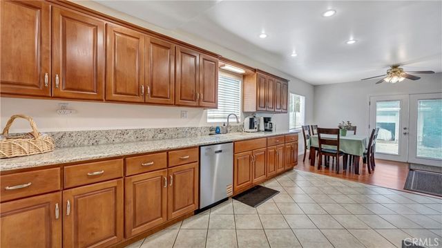 1041 King, Wilmington, CA 90744