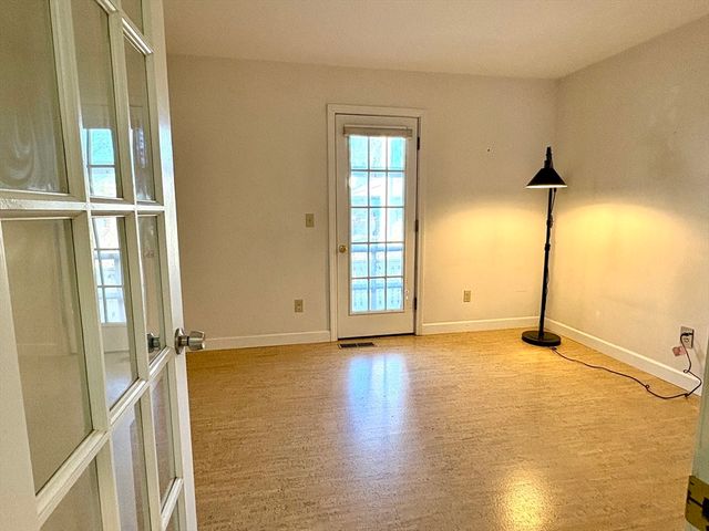 9 Walnut St B, Northampton, MA 01060