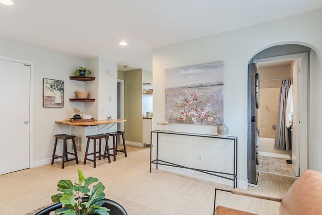 9 Walnut St B, Northampton, MA 01060