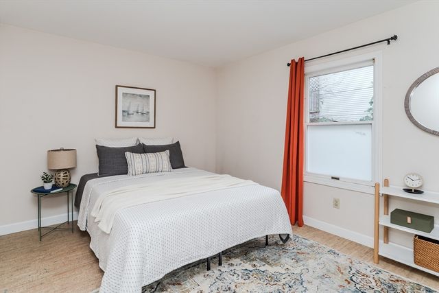 9 Walnut St B, Northampton, MA 01060