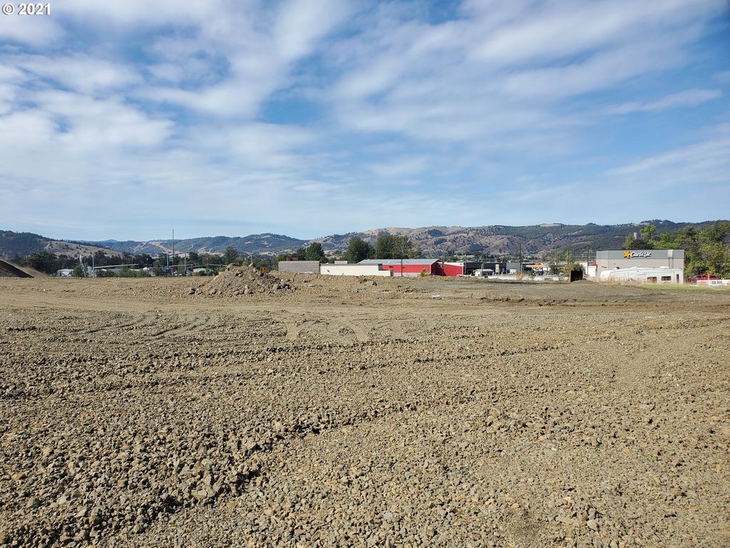 261 GRANT SMITH Rd, Roseburg, OR 97471