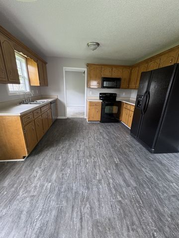1943 Whirlaway Cir, Clarksville, TN 37042