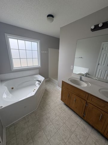1943 Whirlaway Cir, Clarksville, TN 37042
