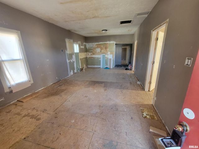 208 N WASHINGTON Street, Hurst, IL 62949