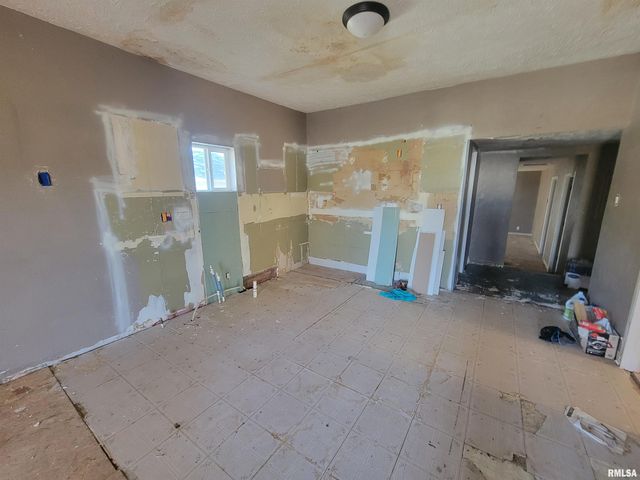 208 N WASHINGTON Street, Hurst, IL 62949