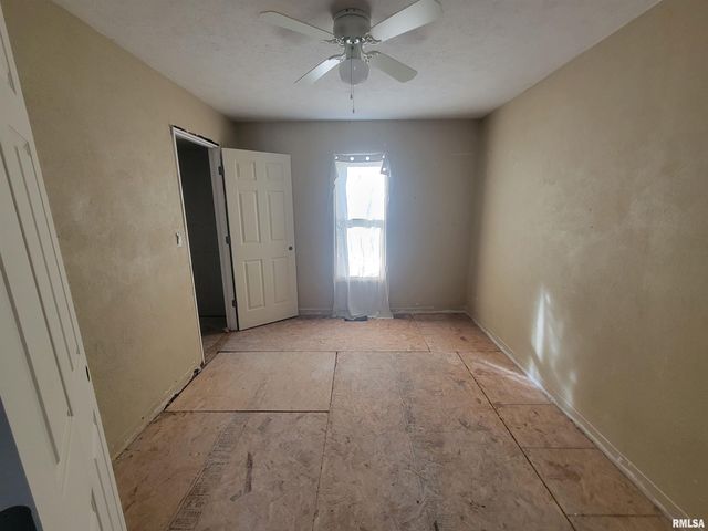 208 N WASHINGTON Street, Hurst, IL 62949