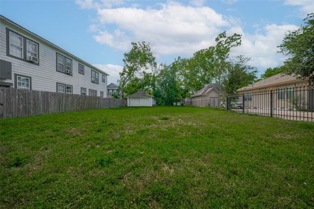 1611 Airline Drive, Houston, TX 77009
