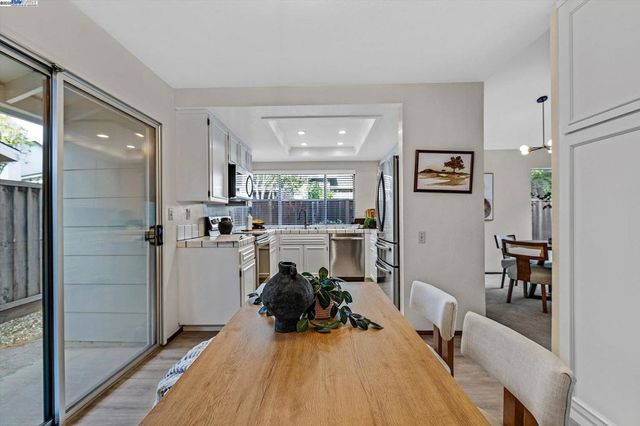 2476 Wimbledon Ln, San Leandro, CA 94577