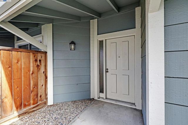 2476 Wimbledon Ln, San Leandro, CA 94577