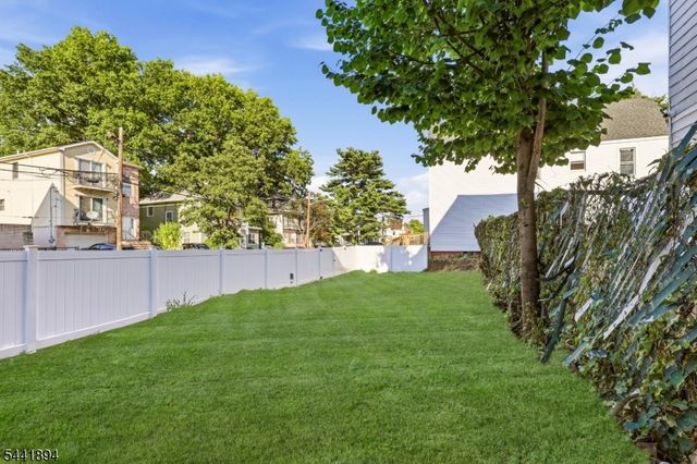44 Fabyan Pl, Newark City, NJ 07108