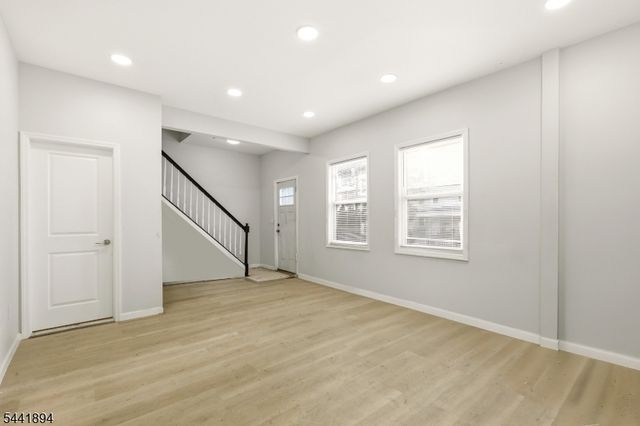 44 Fabyan Pl, Newark City, NJ 07108