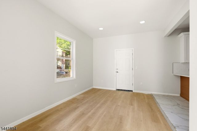 44 Fabyan Pl, Newark City, NJ 07108