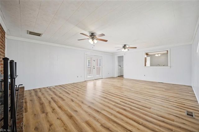 18 Reynolds DR, Hampton, VA 23664