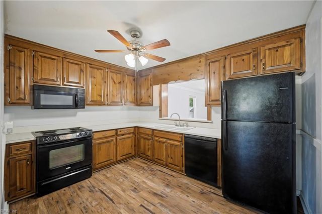 18 Reynolds DR, Hampton, VA 23664