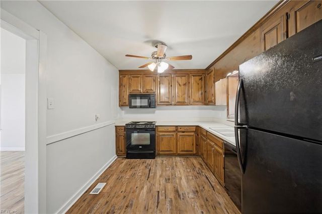 18 Reynolds DR, Hampton, VA 23664
