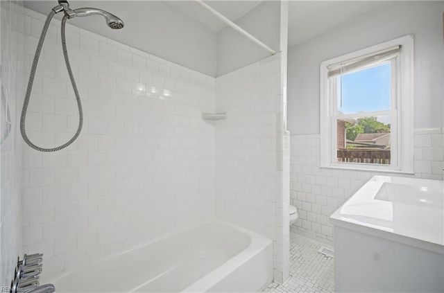 18 Reynolds DR, Hampton, VA 23664