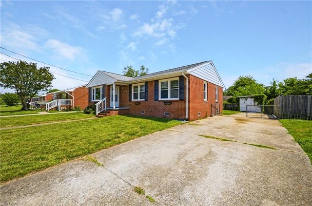 18 Reynolds DR, Hampton, VA 23664