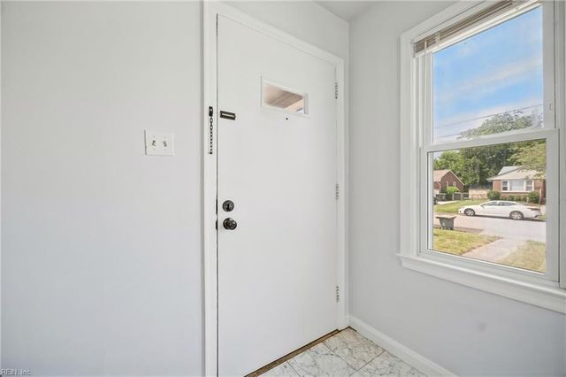 18 Reynolds DR, Hampton, VA 23664