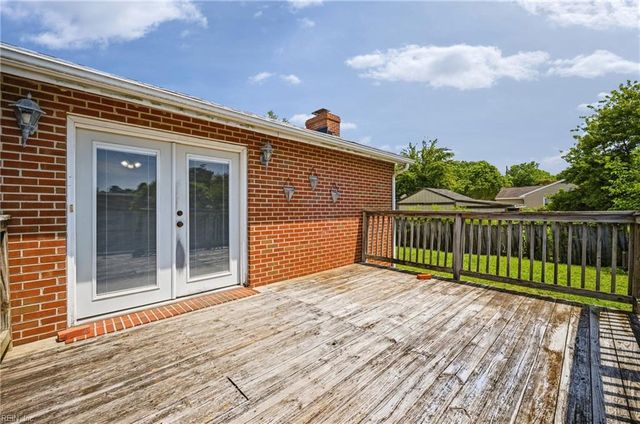 18 Reynolds DR, Hampton, VA 23664