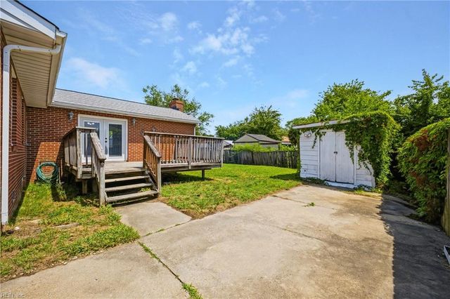 18 Reynolds DR, Hampton, VA 23664