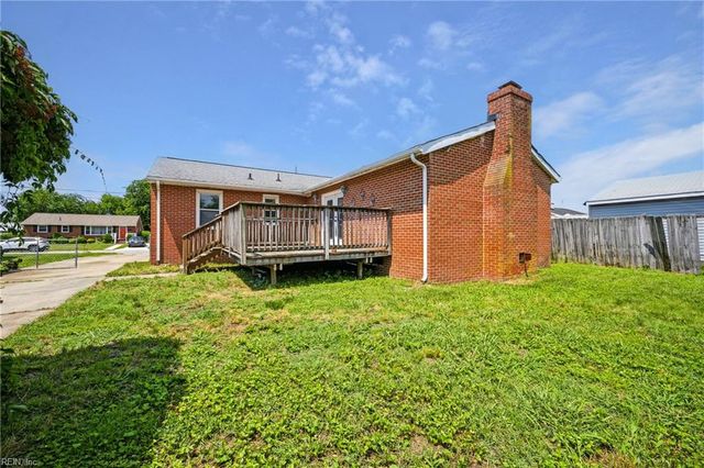 18 Reynolds DR, Hampton, VA 23664