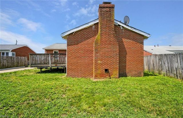 18 Reynolds DR, Hampton, VA 23664