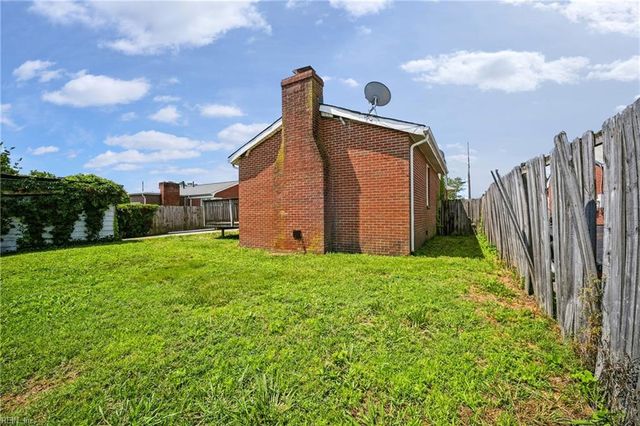18 Reynolds DR, Hampton, VA 23664