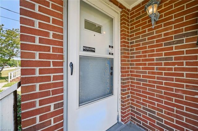 18 Reynolds DR, Hampton, VA 23664