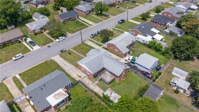 18 Reynolds DR, Hampton, VA 23664