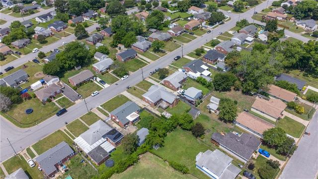 18 Reynolds DR, Hampton, VA 23664