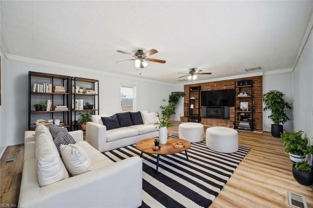 18 Reynolds DR, Hampton, VA 23664