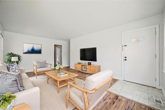 18 Reynolds DR, Hampton, VA 23664