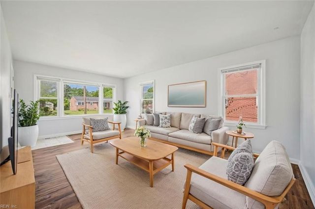 18 Reynolds DR, Hampton, VA 23664