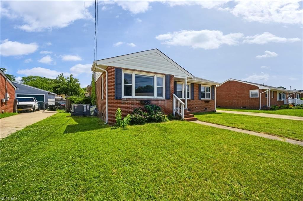 18 Reynolds DR, Hampton, VA 23664