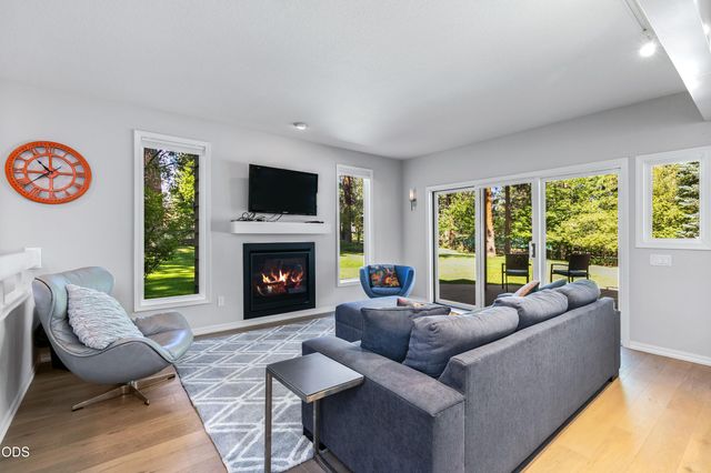 60643 Thunderbird Court, Bend, OR 97702