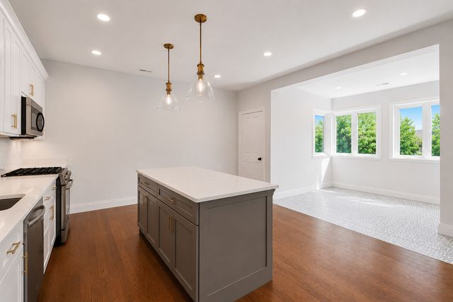 6914 N Sheridan Road 2, Chicago, IL 60626