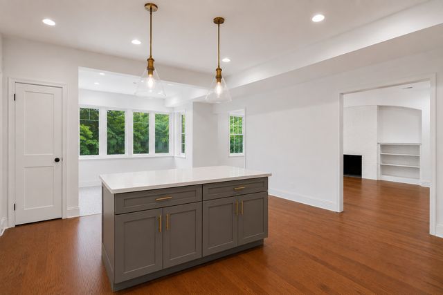 6914 N Sheridan Road 2, Chicago, IL 60626