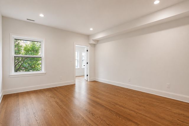 6914 N Sheridan Road 2, Chicago, IL 60626