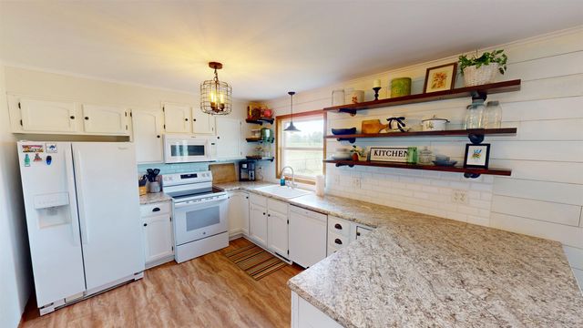 515 W 38th St, Wichita, KS 67204