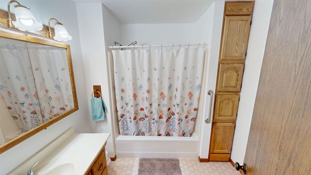 515 W 38th St, Wichita, KS 67204