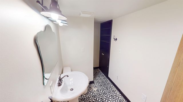 515 W 38th St, Wichita, KS 67204