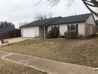 7433 Sandhurst Lane S, North Richland Hills, TX 76182