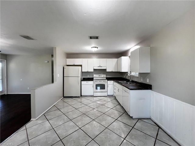 8350 Wren RD, Fort Myers, FL 33967