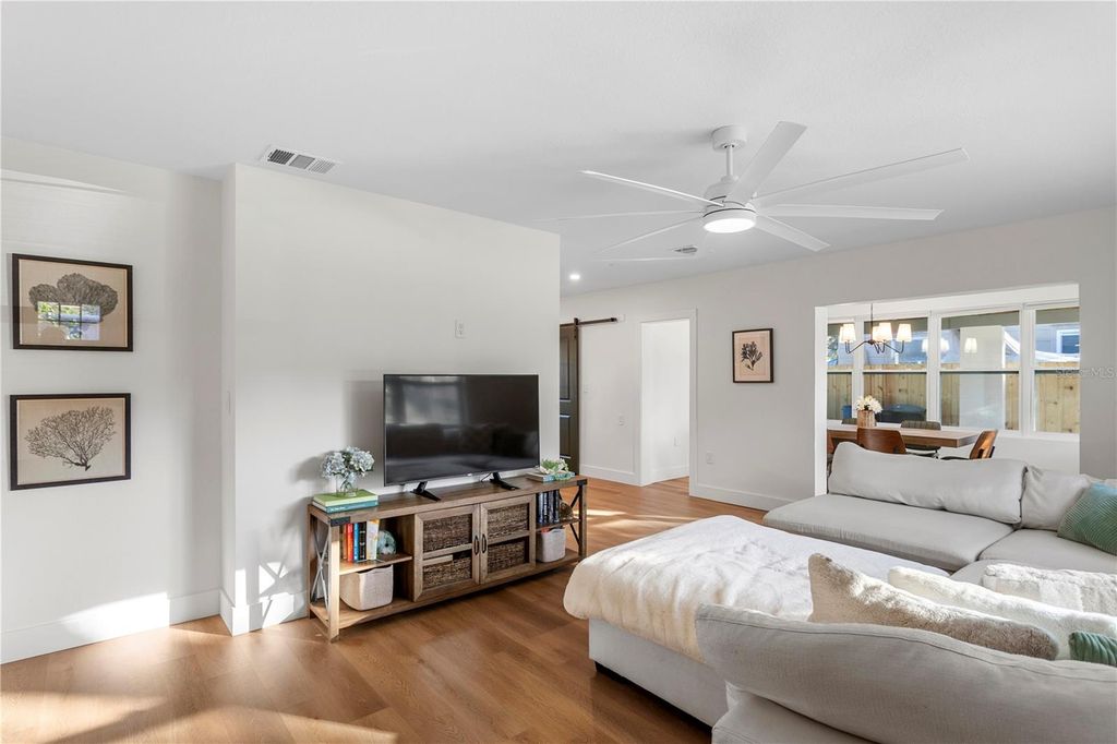 Image 4 of property listing at 1747 SANTA ANNA DRIVE, Dunedin, FL 34698