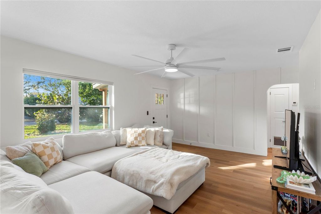 Image 6 of property listing at 1747 SANTA ANNA DRIVE, Dunedin, FL 34698